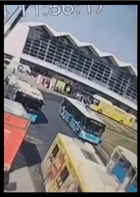 UZNEMIRUJUĆE! NOVI SNIMAK URUŠAVANJA ŽELEZNIČKE STANICE U NOVOM SADU IZ DRUGOG UGLA Nadstrešnica se srušila u trenu, staklo popucalo – prizori su jezivi! VIDEO