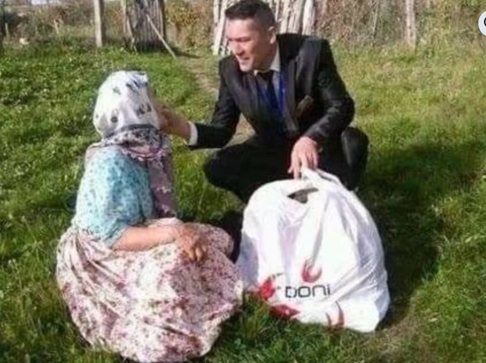 POUČNA PRIČA: Na svojoj svadbi sin postavio majku na čelo stola