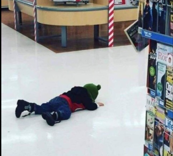 PRIČA: Danas sam u supermarketu naletio na dedu i unuka
