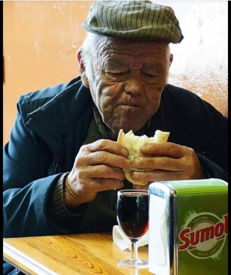 POUČNA PRIČA: Sin odveo oca u restoran da večeraju