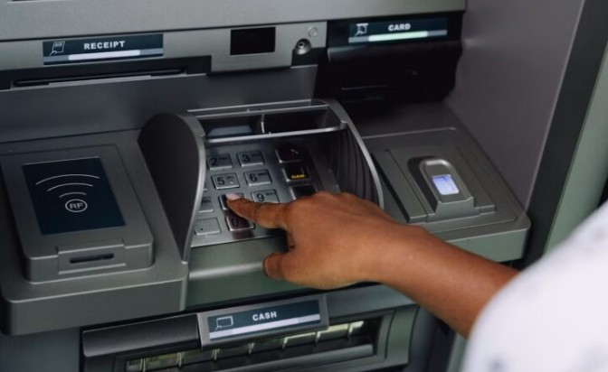 Danas dok sam šetao, primetio sam nešto što mi je odmah privuklo pažnju. Stariji čovek je stajao pored bankomata, a potom se okrenuo i otišao – a da nije uzeo novac koji je bankomat izbacio.