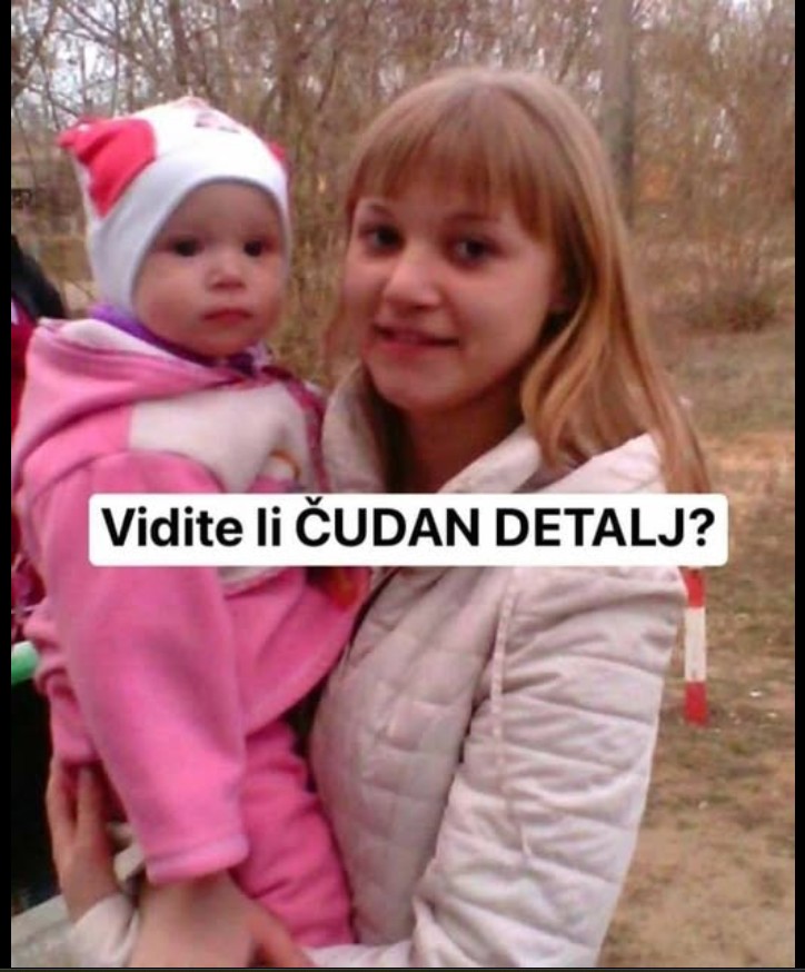 VIDITE LI ČUDAN DETALJ? MAMA SE SLIKALA S DJEČAKOM, A SVI GLEDAJU SAMO OVO: Zaprepastit ćete se kad shvatite