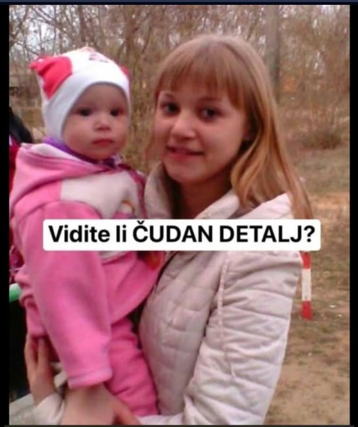 VIDITE LI ČUDAN DETALJ? MAMA SE SLIKALA S DJEČAKOM, A SVI GLEDAJU SAMO OVO: Zaprepastit ćete se kad shvatite