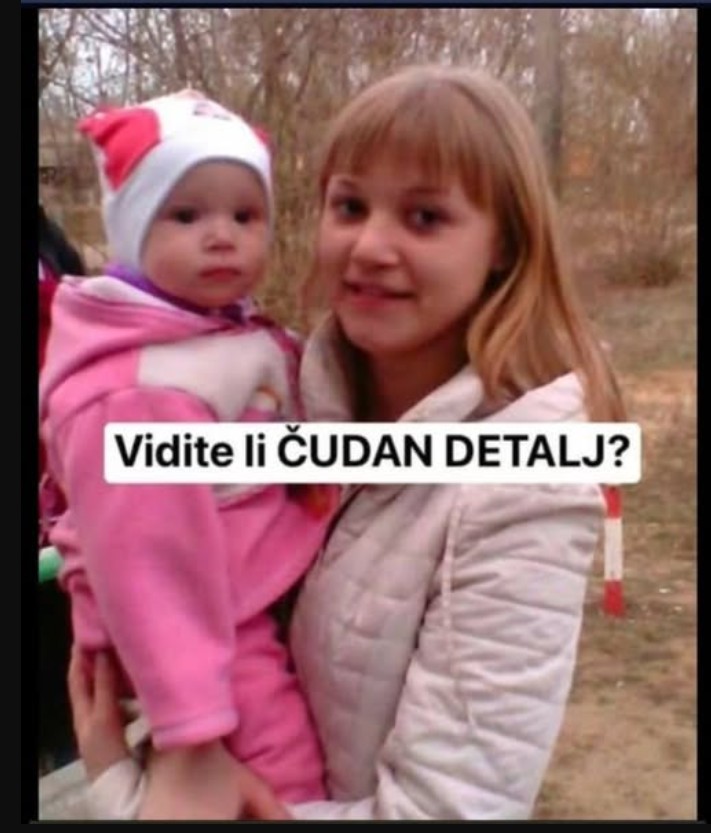 VIDITE LI ČUDAN DETALJ? MAMA SE SLIKALA S DJEČAKOM, A SVI GLEDAJU SAMO OVO: Zaprepastit ćete se kad shvatite