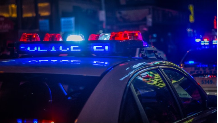 Jedan od policajaca odmah je prišao krevetu