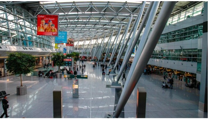 Kada je policajac otvorio bakin kofer, svi su zanemeli – priča o ljubavi, siromaštvu i pravilima koja ne poznaju emocije