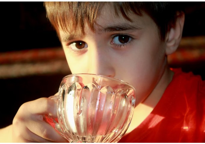 Svako jutro, dječak je dolazio u malu kafeteriju