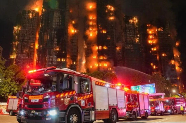 Katastrofa u Hong Kongu: Vatra gutala zgrade, najmanje 13 mrtvih – među njima i vatrogasac!(VIDEO)