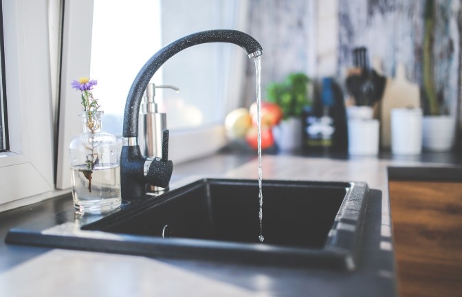 Kako da odčepiš zapušten odvod bez hemikalija – prirodno i učinkovito!