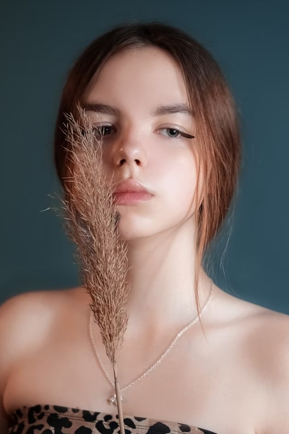 Dlačice na bradi kod žena: Uzroci, posljedice i opcije uklanjanja