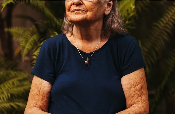 Između ravnodušnosti i ljudskosti: Priča o starici i maloj djevojčici