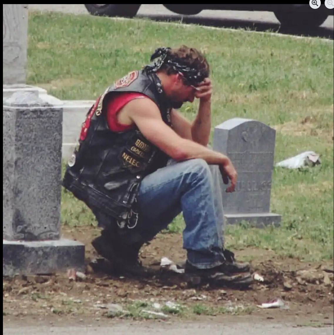 Tajanstveni posjetitelj na grobu moje supruge: Priča o dobroti koja je povezala dvije porodice