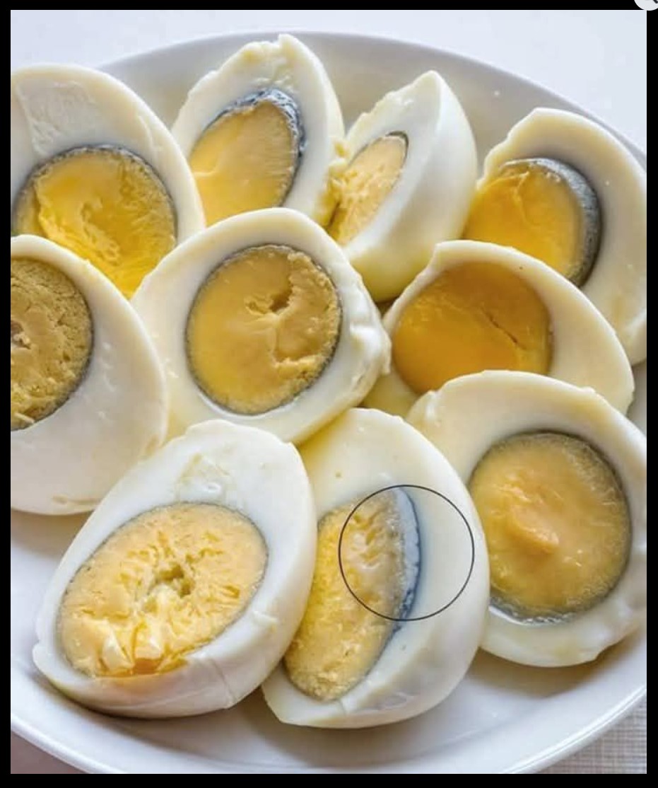🥚Zašto žumance tvrdo kuvanog jajeta ponekad ima zelenu boju – i da li je bezbedno za jelo?