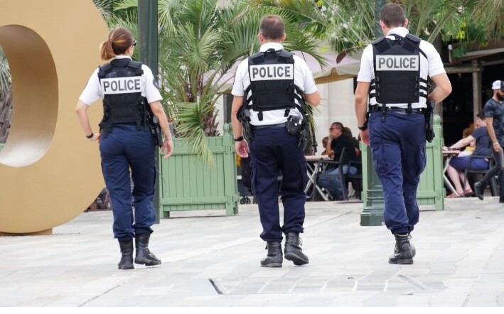 Kako je jedna noć promenila dva života: Priča o policajcu koji je hranio izgladnelo novorođenče i sinu koji mu se šesnaest godina kasnije zahvalio