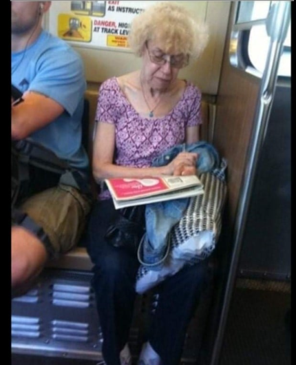 Priča: Starica i djevojka u autobusu