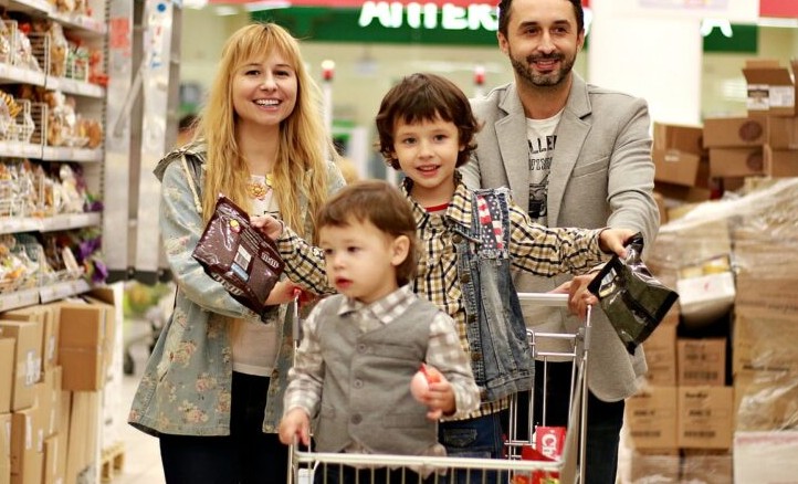 Jedan hljeb ispred supermarketa i lekcija o dostojanstvu koju ne zaboravljam