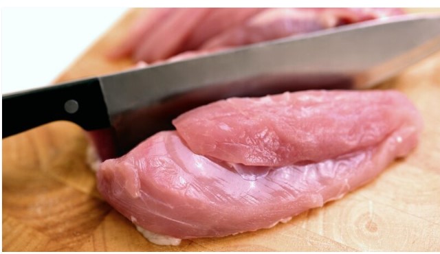 Neobičan incident u Puli: Potrošač otkrio sluz na mesu – zašto je kontrola kvaliteta ključna