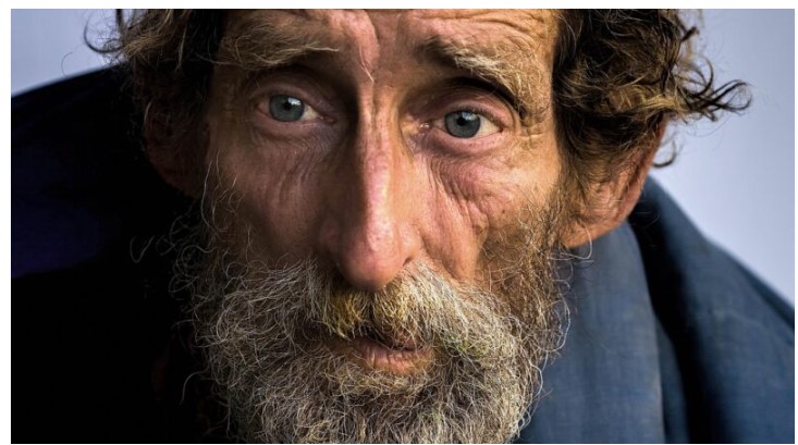 Kuma oterao sa krsne slave zbog “poderanog kaputa”: Priča koja uči šta je zaista važno u životu