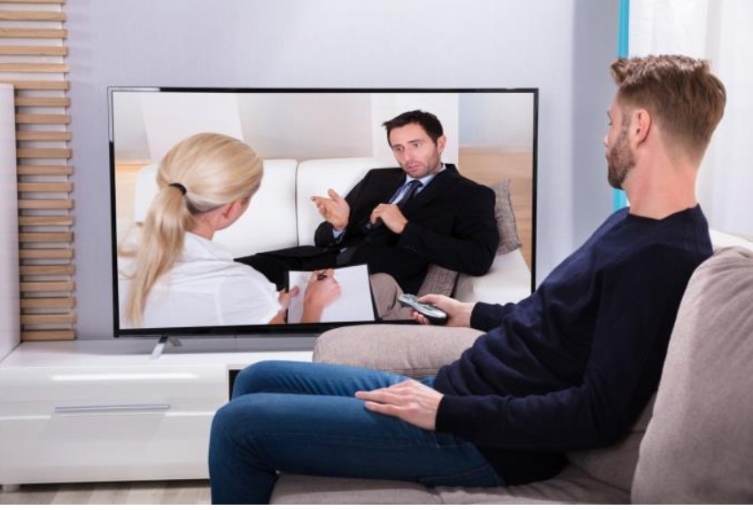 NEVIĐENI SKANDAL U PROGRAMU UŽIVO: Voditeljka nije mogla da se suzdrži, pa u toku reklama uradila OVO, a sad svi to mogu da vide!