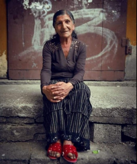 “Jedna starija vidovita Romkinja ulazi u trgovinu…”