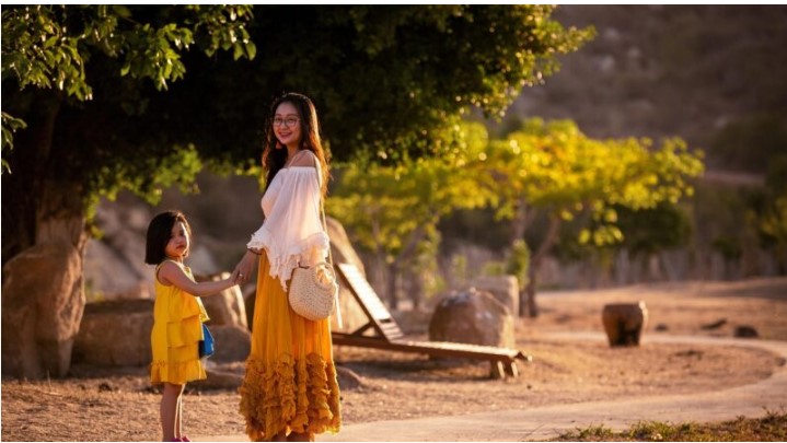 Odrastanje pod reflektorima: kako mladi grade identitet unatoč pritisku javnosti