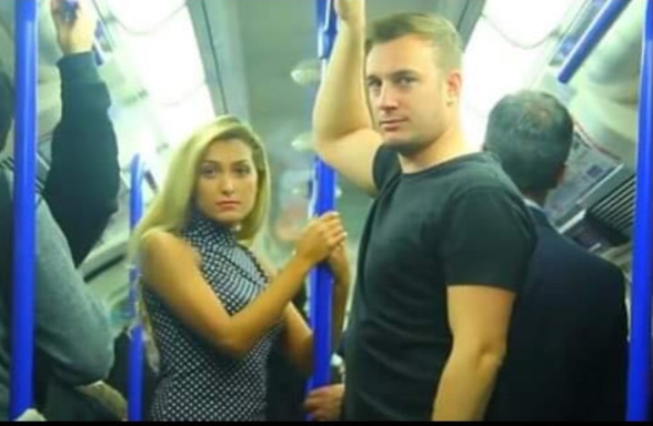 U autobusu se vozi žena, i priča mobilnim telefonom sa drugaricom