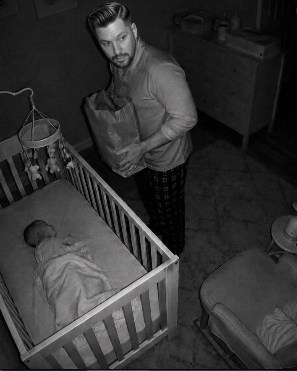 Svake noći u 2 ujutru muž je snimljen na bebi kameri sa papirnom kesom: Pogled unutra otkriva bolnu istinu novopečenog oca