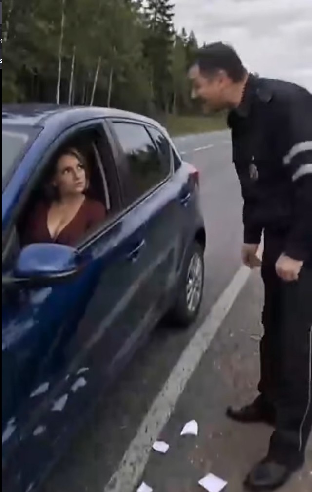 Zaustavio ju je bez jasnog razloga, a nakon odbijanja pocepao joj dozvolu: Njen sledeći potez potpuno je promenio susret