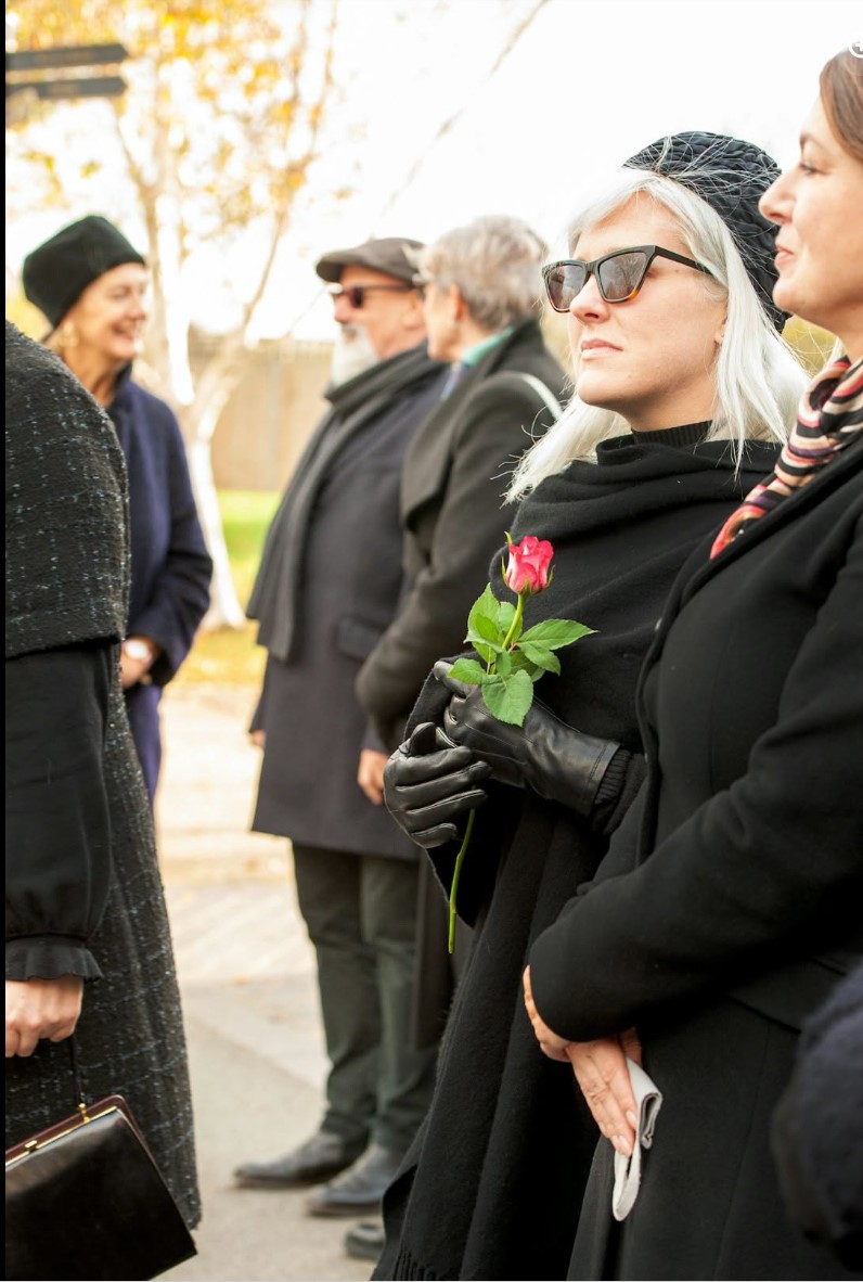 Na sahrani mog muža pojavila se nepoznata žena sa dečakom koji je bio njegova slika i prilika. Svi su utihnuli kada je dečak spustio cvet i rekao: „Zbogom, deka“