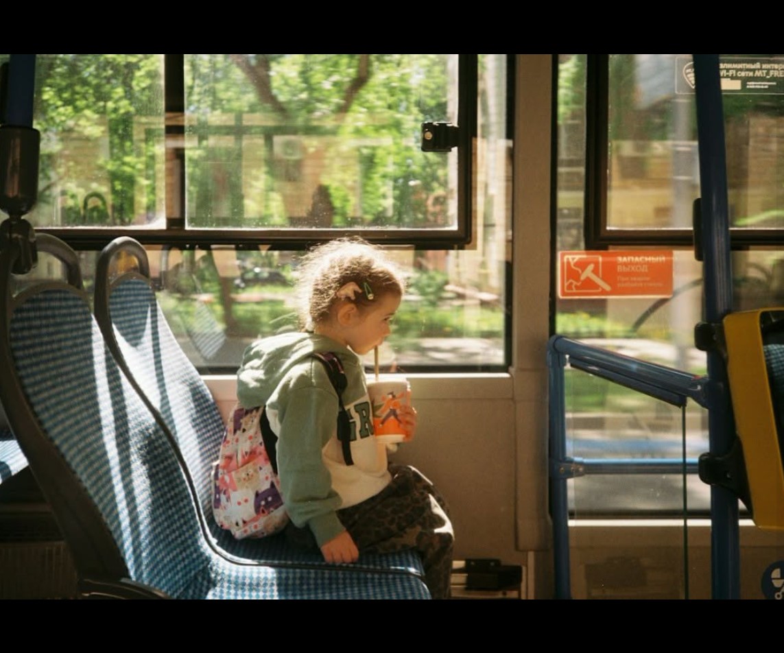 Vozač sam autobusa 26 godina. Jedne noći na poslednjoj stanici ostala je devojčica od sedam godina i rekla: „Mama je rekla da se vozim dok ona ne završi posao“