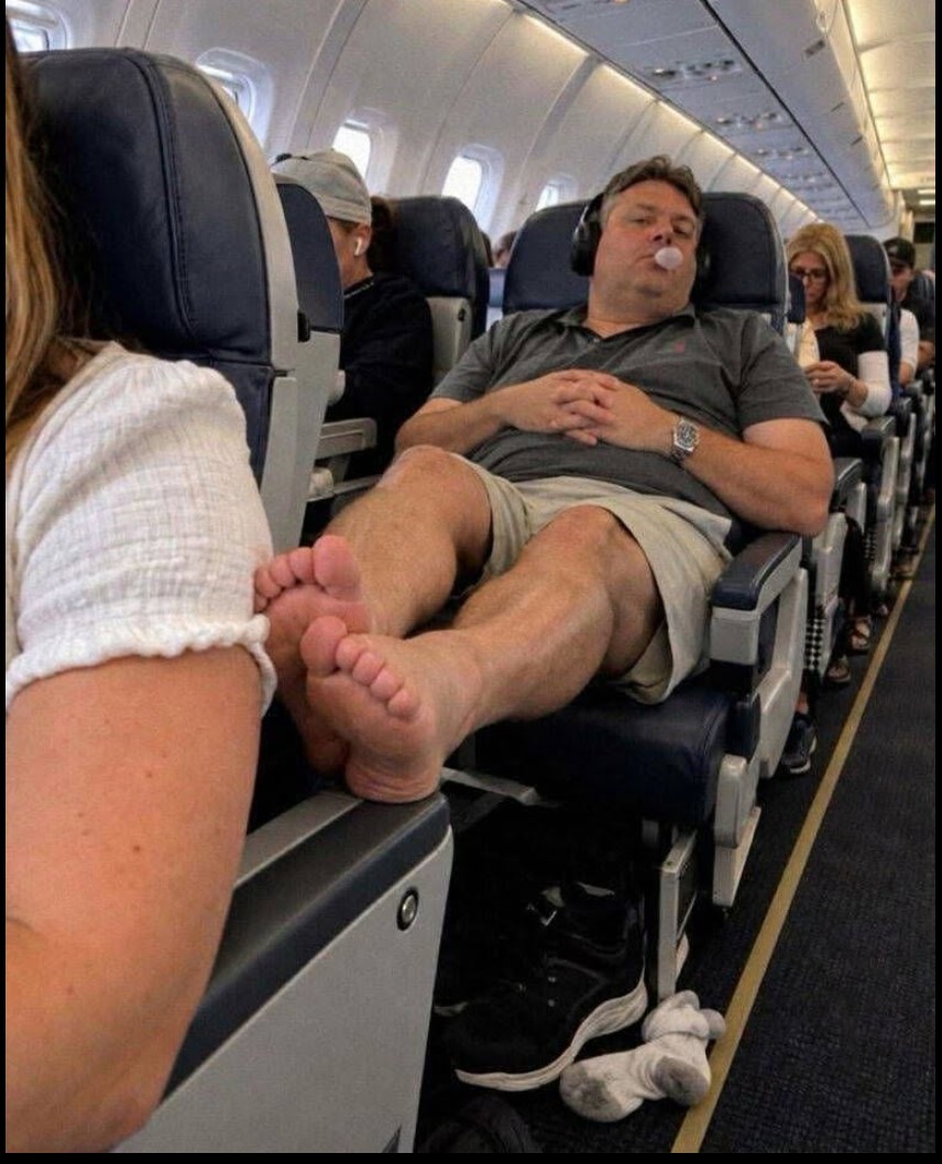 Kako je nepristojni putnik u avionu dobio neočekivani pedikir i lekciju koju neće zaboraviti